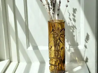 Cylindrisk glasvase, ravfarvet m blomsterpræg