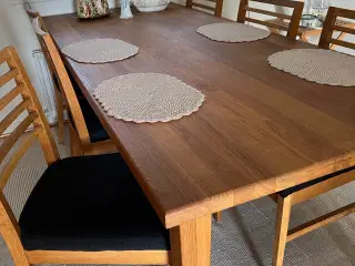 Spisebord  med 6 stole 