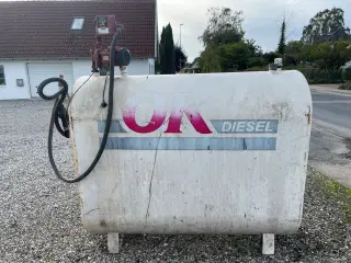 Tankanlæg (1.500 liter) til diesel med tæller.