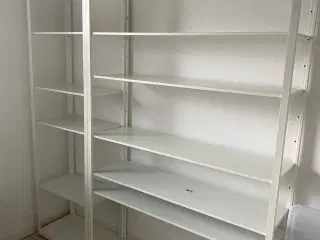Hvidt reolsystem