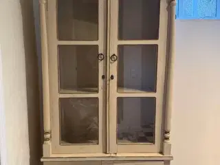 Smukt vitrineskab i fransk/antik stil med hylder.