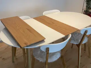 Spisebord med stole