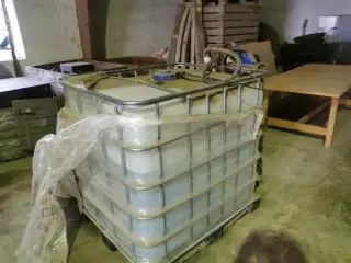 - - - Palletank med Adblue ca. 700 L