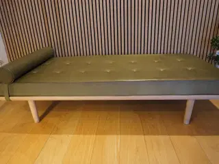 Wegner Daybed