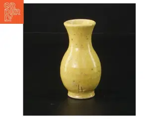 Gul vase (str. H. 9 cm. ø. 5,5 cm)