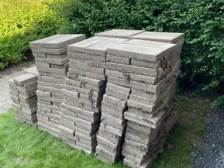 Fliser 20x40x5 cm kan afhentes gratis.De er af æld