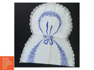 Broderet dekoration med blondekanter (str. 80x36 cm)