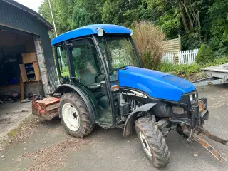 Traktor new Holland tce50 med Stennedlægningsfræse