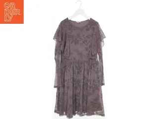 Langærmet kjole med blomster mønster fra Pomp de Lux (str. 152)