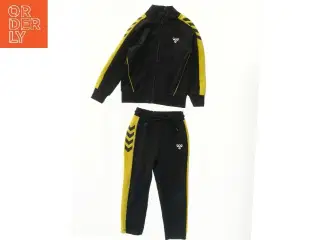 Sort og gul træningssæt til børn fra Hummel (str. 104)