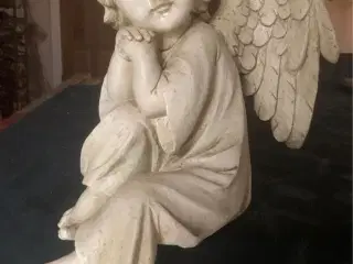 Engel støbt siddende