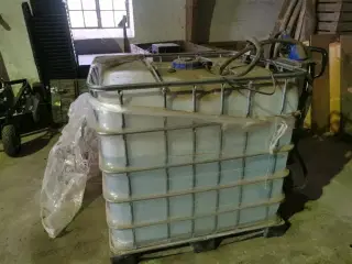 - - - Palletank med Adblue ca. 700 L