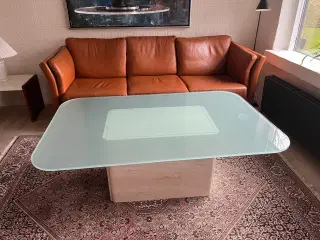 Stilrent sofabord, glas på travertinfod