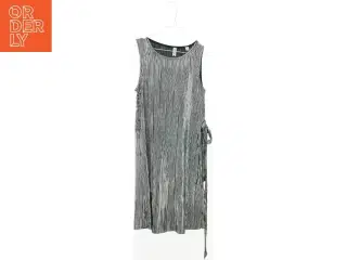 Grå ærmeløs kjole med plisseret detalje fra Friboo (str. 140)