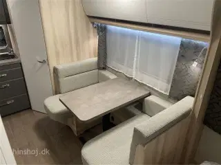 2025 - Hobby De Luxe 460 SFf   Hobby med en dejlig fritstående dobbeltseng fra Hinshøj Caravan A/S