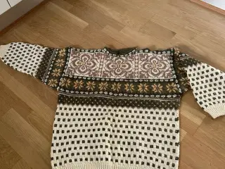 Ny hjemmestrikket uld sweater