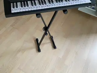Keyboard med stativ 