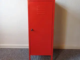 Rødt stål skab. IKEA PS.