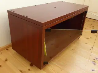 Bejdset TV-møbel med glaslåger