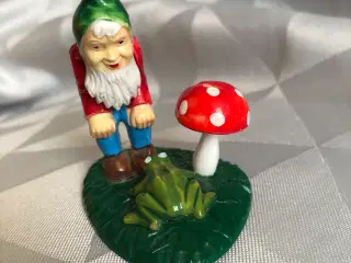 Lille julemand med en frø og svamp