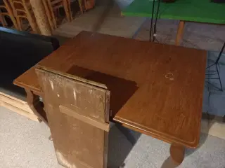Spisebord med plader til forlængelse