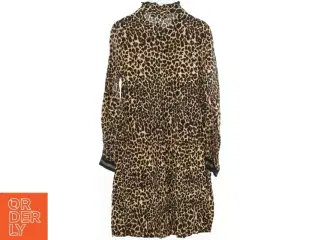 Kjole med leopardmønster fra Name It (str. 128)