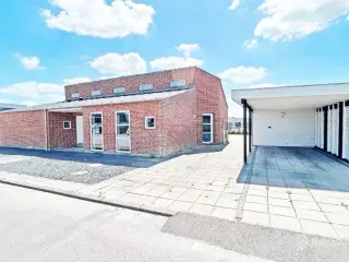 Velbeliggende kontor med egen parkering lige ved døren