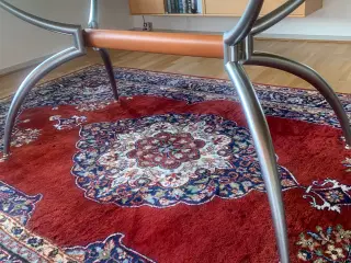 Spisebord med glasplade og stel af børstet stål