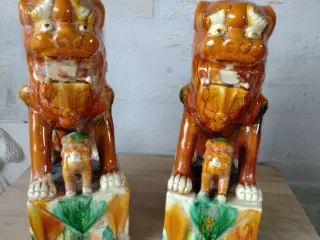 2 Kinesiske løver i forskellige farver.