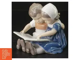 Porcelænsfigur af børn der læser fra B&G (str. H. 10,5 cm)