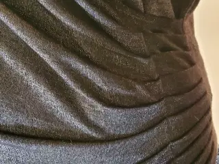 Let skinnende cocktailkjole i sort