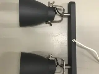 Væghængt sort lampe med pærer