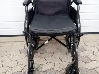 Kørestol sammenklappelig, svingbare fodstøtter.