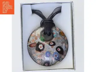 Halskæde med håndlavet italiensk glassmykke (str. Kasse 9 x 6 cm)