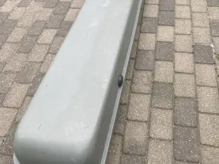 Tagboks længde 220 cm  bredde 50 cm  højde 30 cm.