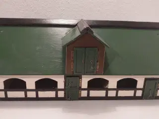 Sjælden gammel gård med aft.tag og fine detaljer