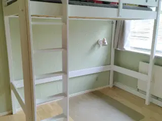 Høj seng med plads til skrivebord og lignende