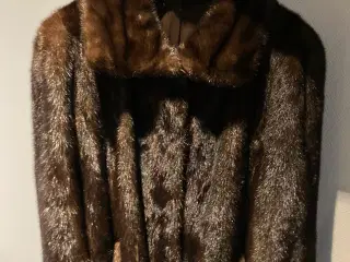 Pels frakke - mink. Mahogni farvet