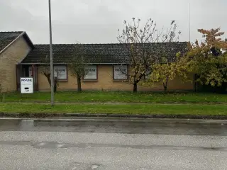 2 lokaler. kun kontor 74m2 og lokale 2. kombineret kontor og lager 80m2 med port