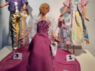 Nyt hjemmesyet og - strikket Barbietøj