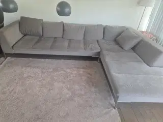 Sofa med chaiselong og puff