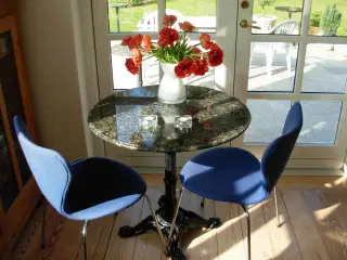 Cafébord med støbejernsfod og granit top