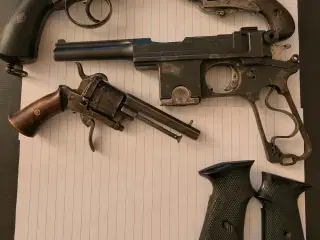 Lille samling af pistoler og revolver 