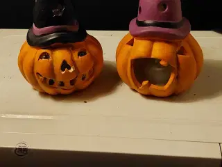2 små Halloween græskar som kan lyse.