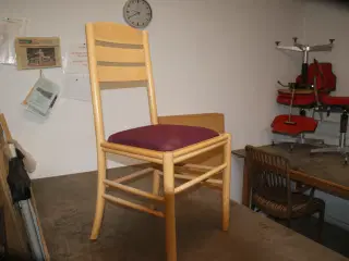 1 stk. stol med nyt betræk.