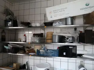 3 stk. rustfri stålhylder med indhold