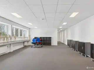 Kontor med mulighed for leje af lager og befæstede arealer