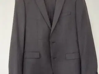 Konfirmations jakkesæt fra Boss næsten ny