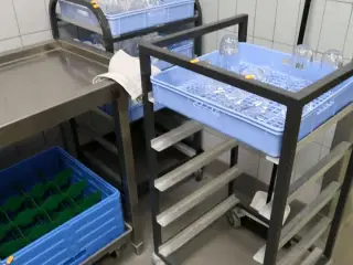 2 stk. stikvogne med opvaskebakker og div. Glas