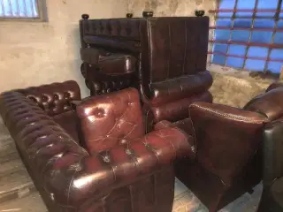 Chesterfield sofaer og lænestol med fodskammel. 